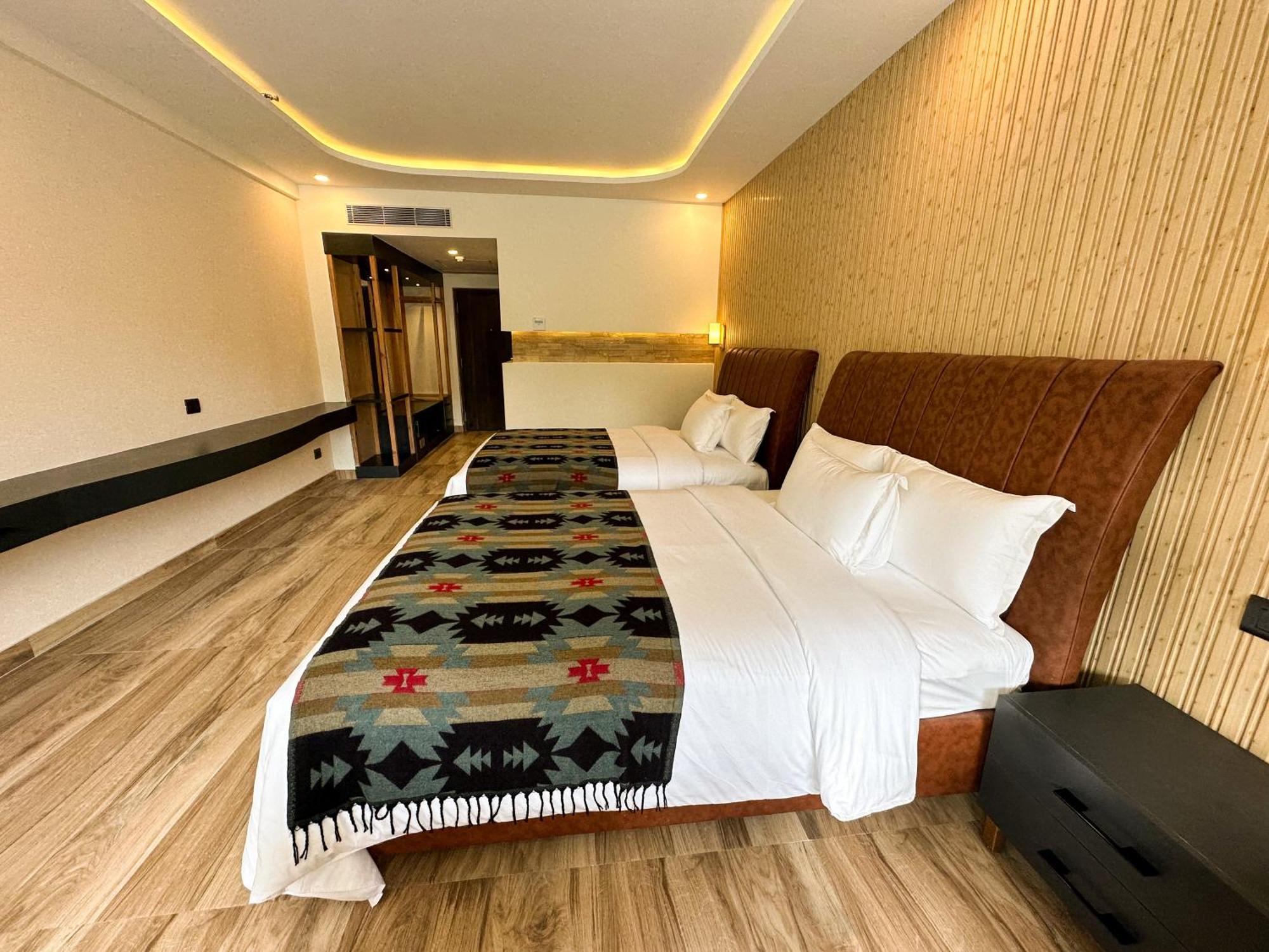 פוקהרה Lake View Resort מראה חיצוני תמונה